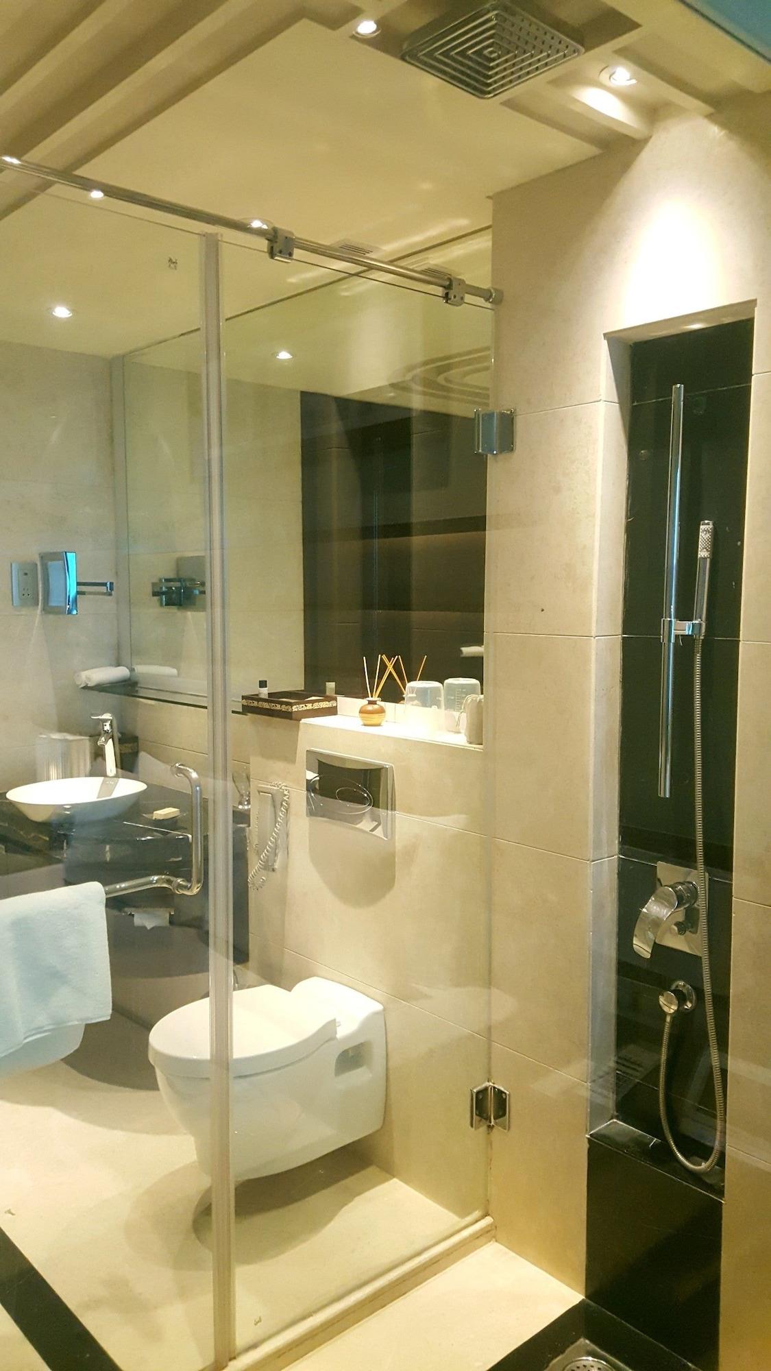 Vivanta Hyderabad, Begumpet Exteriér fotografie A shower cubicle