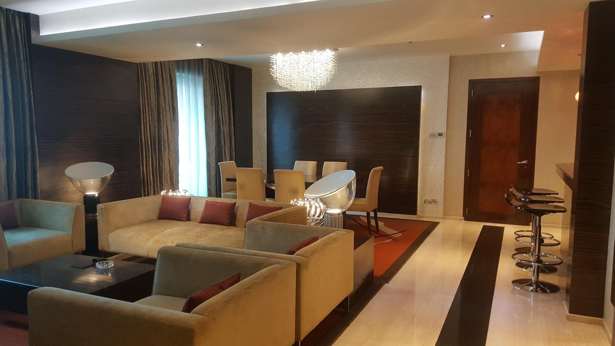 Vivanta Hyderabad, Begumpet Exteriér fotografie A living room in a suite at the Ritz-Carlton, DIFC