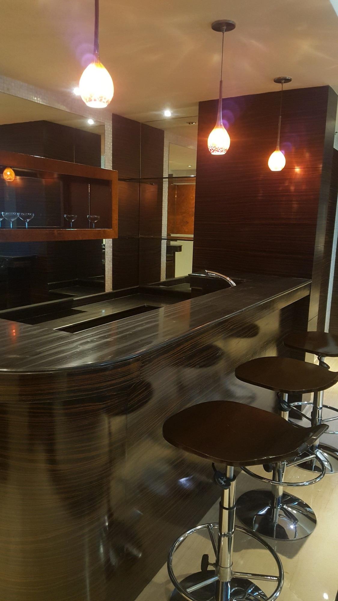Vivanta Hyderabad, Begumpet Exteriér fotografie A kitchen with a granite countertop
