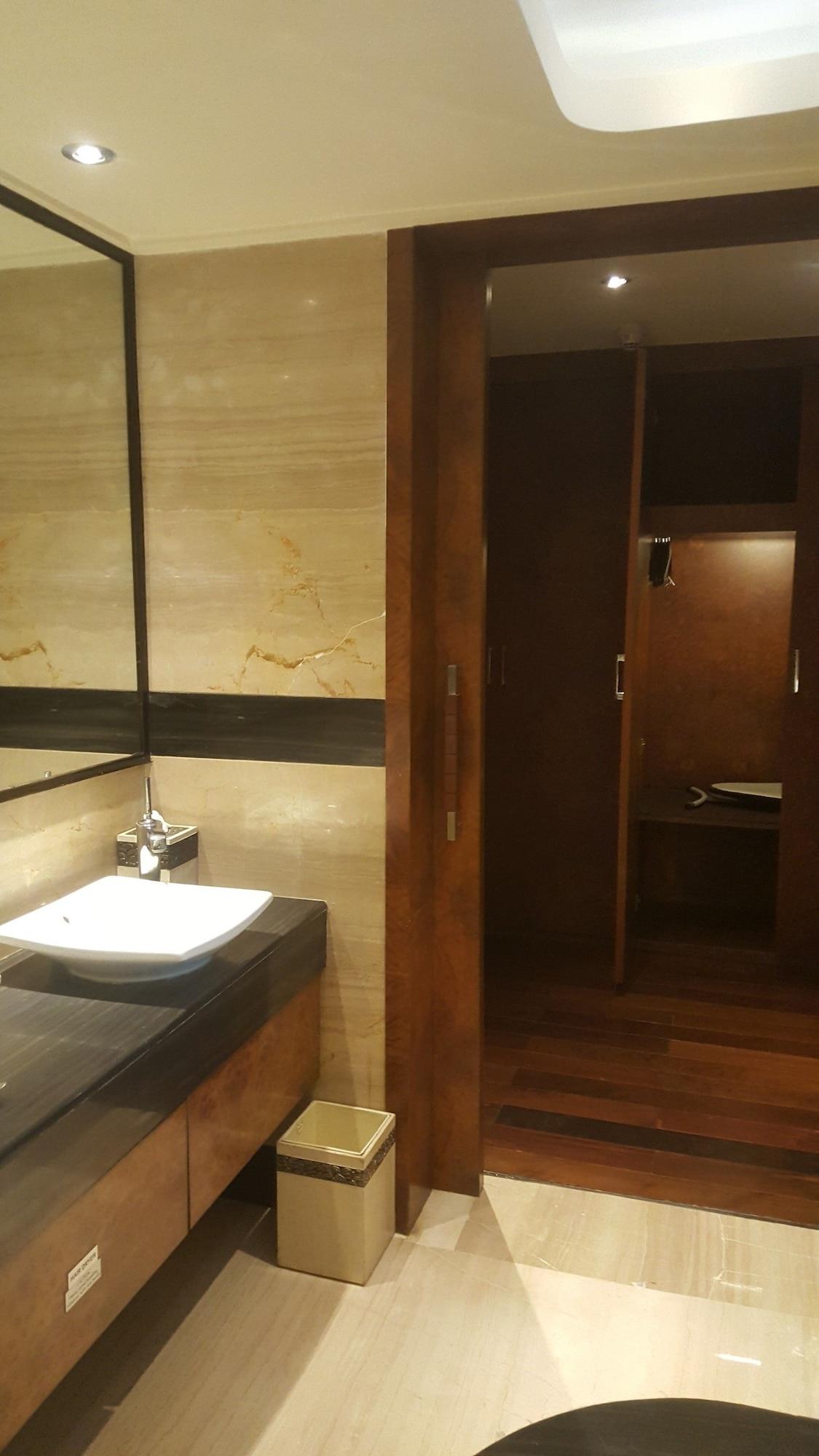Vivanta Hyderabad, Begumpet Exteriér fotografie Bathroom