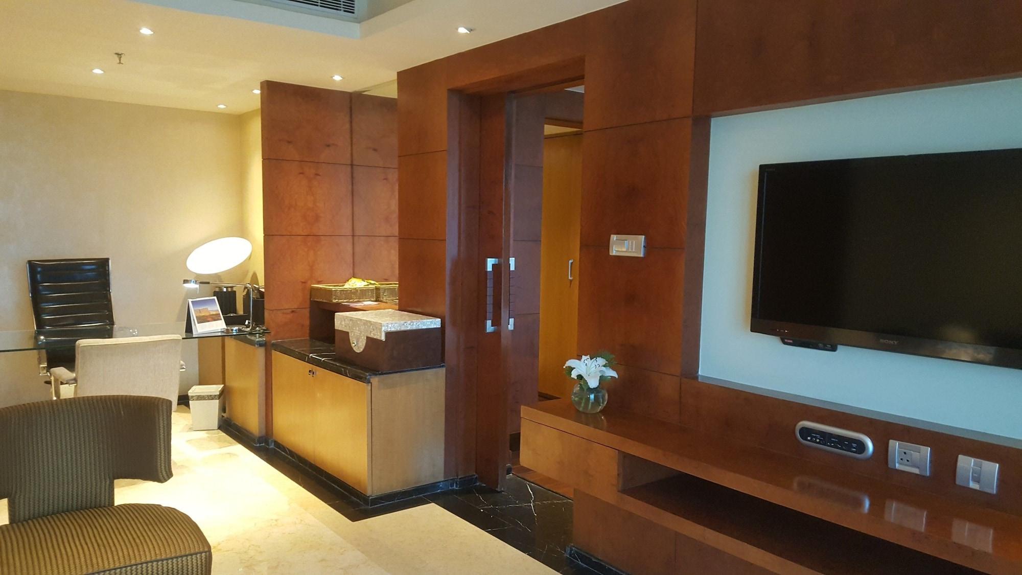 Vivanta Hyderabad, Begumpet Exteriér fotografie A room at the hotel