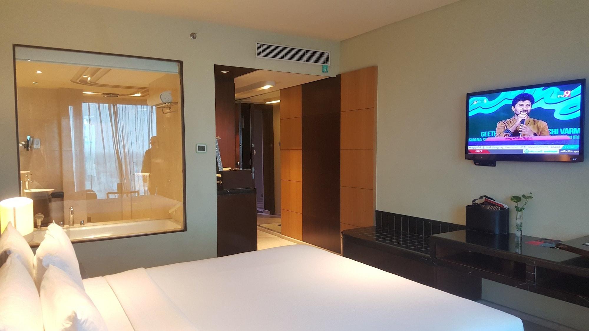 Vivanta Hyderabad, Begumpet Exteriér fotografie A room at the hotel