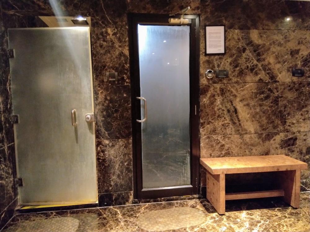 Vivanta Hyderabad, Begumpet Exteriér fotografie A shower room