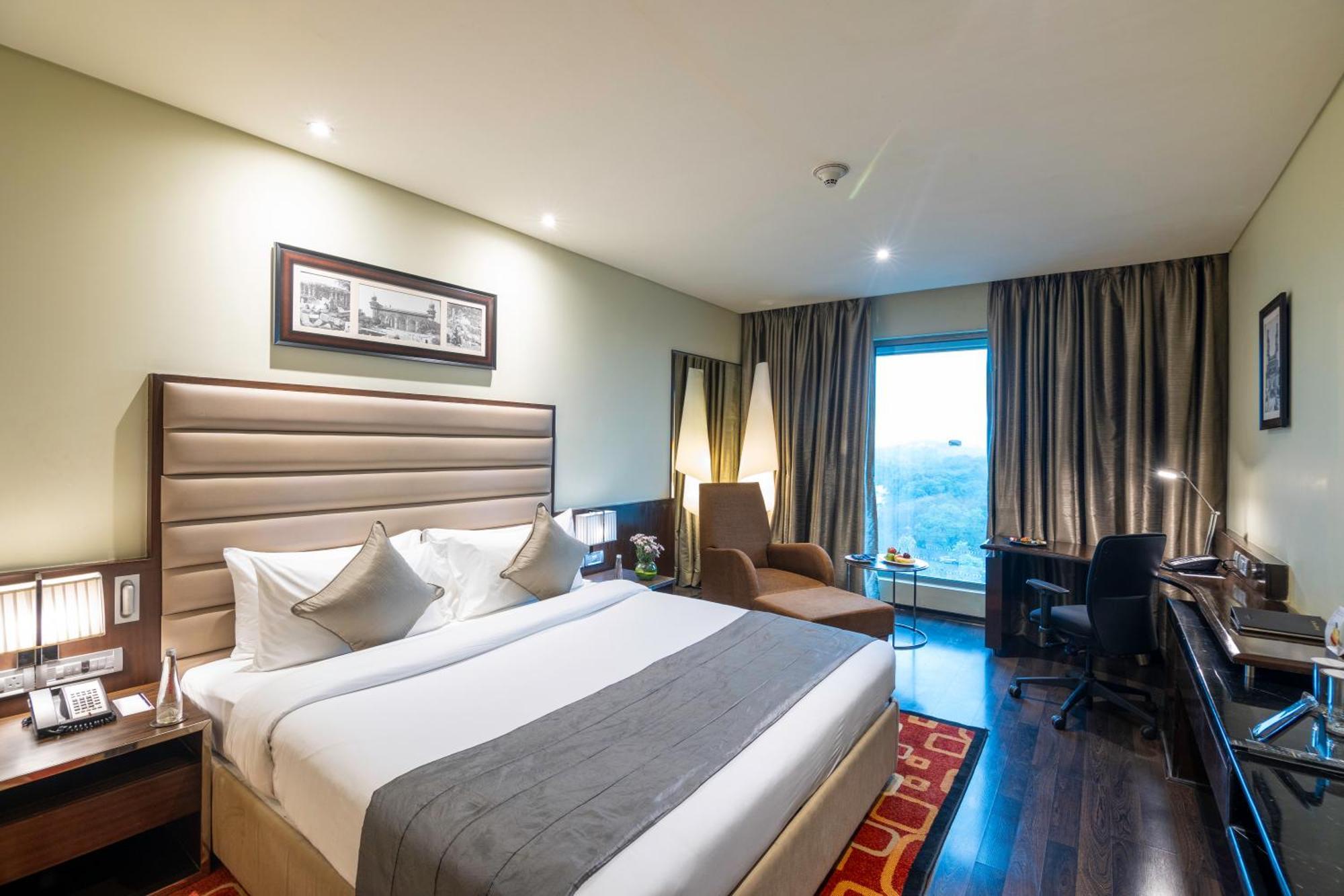 Vivanta Hyderabad, Begumpet Exteriér fotografie A room at the hotel
