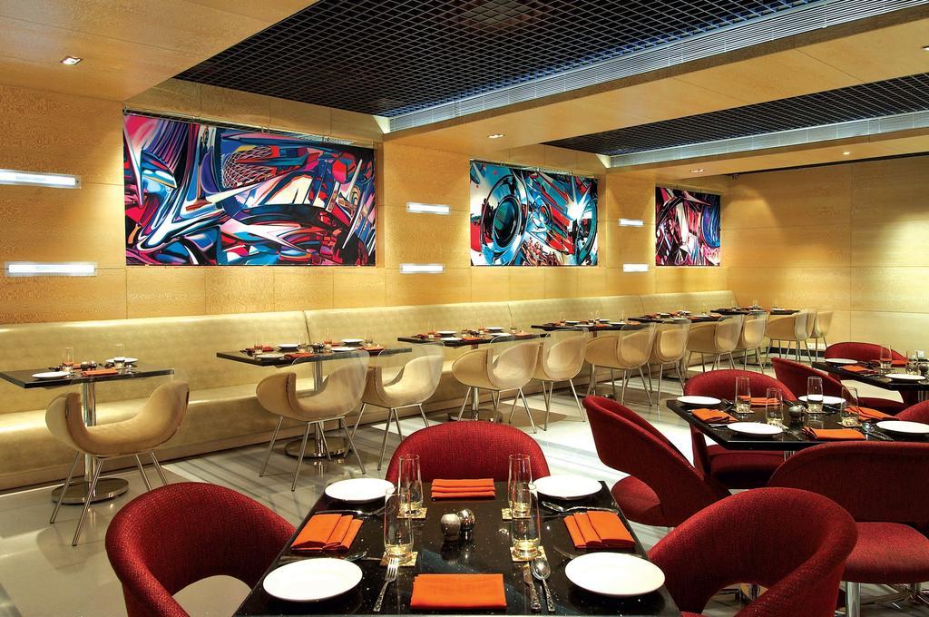Vivanta Hyderabad, Begumpet Exteriér fotografie The interior of the restaurant