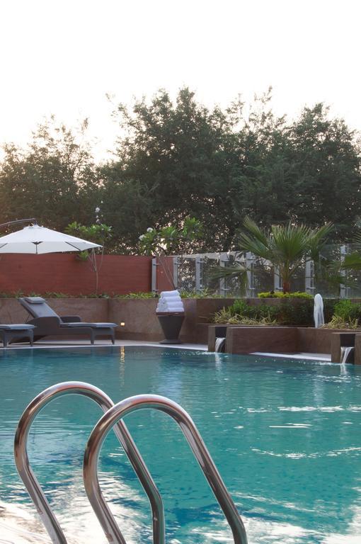 Vivanta Hyderabad, Begumpet Exteriér fotografie The pool at the Taj Bengal