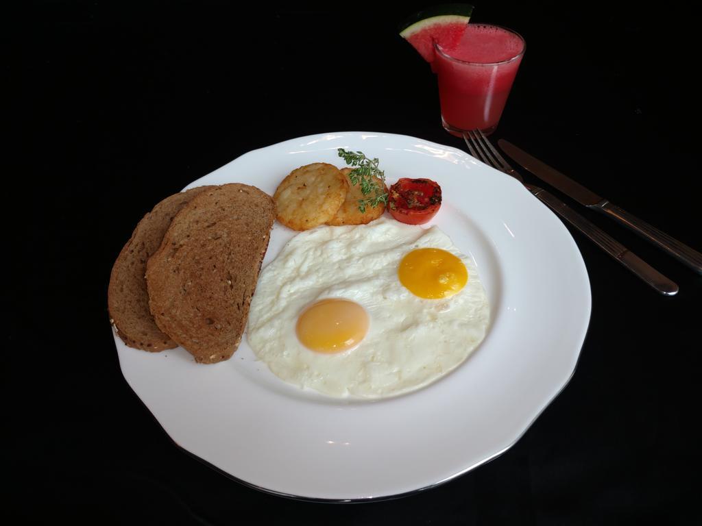 Vivanta Hyderabad, Begumpet Exteriér fotografie A plate of sunny-side-up eggs
