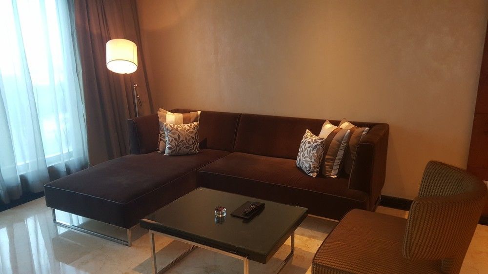 Vivanta Hyderabad, Begumpet Exteriér fotografie A living room in a suite at the Ritz-Carlton, Kuala Lumpur