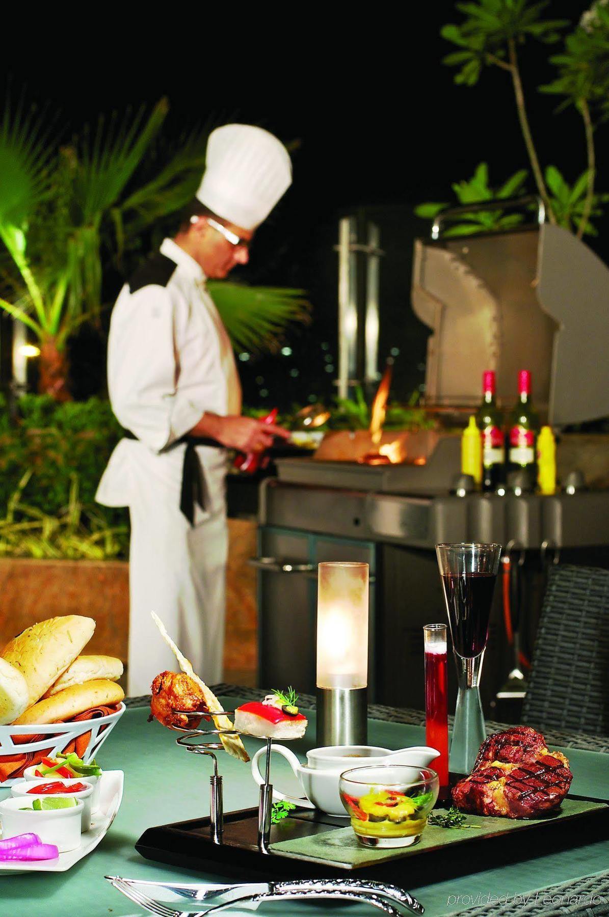 Vivanta Hyderabad, Begumpet Exteriér fotografie A chef at work