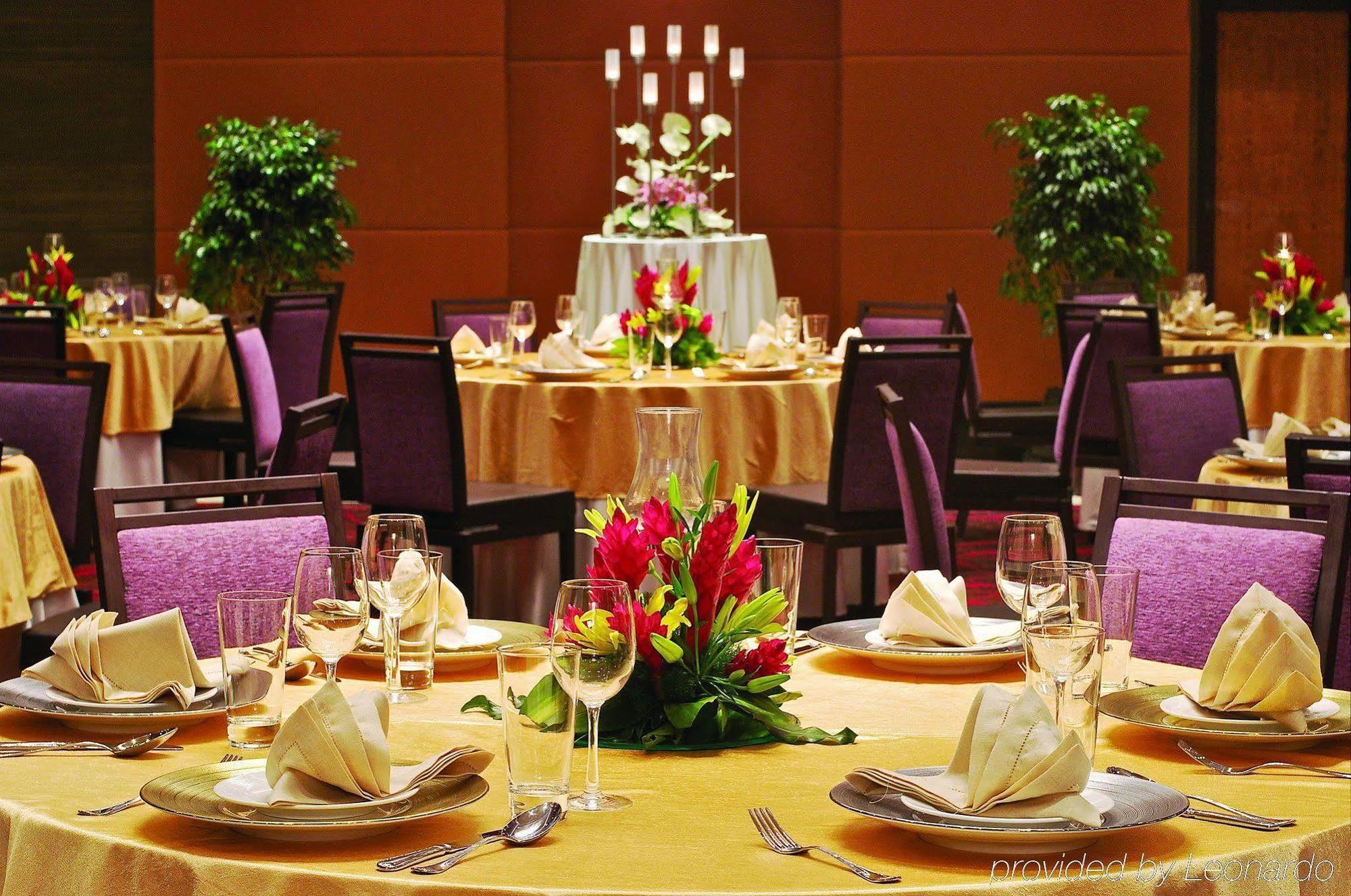 Vivanta Hyderabad, Begumpet Zařízení fotografie A table set for a formal dinner