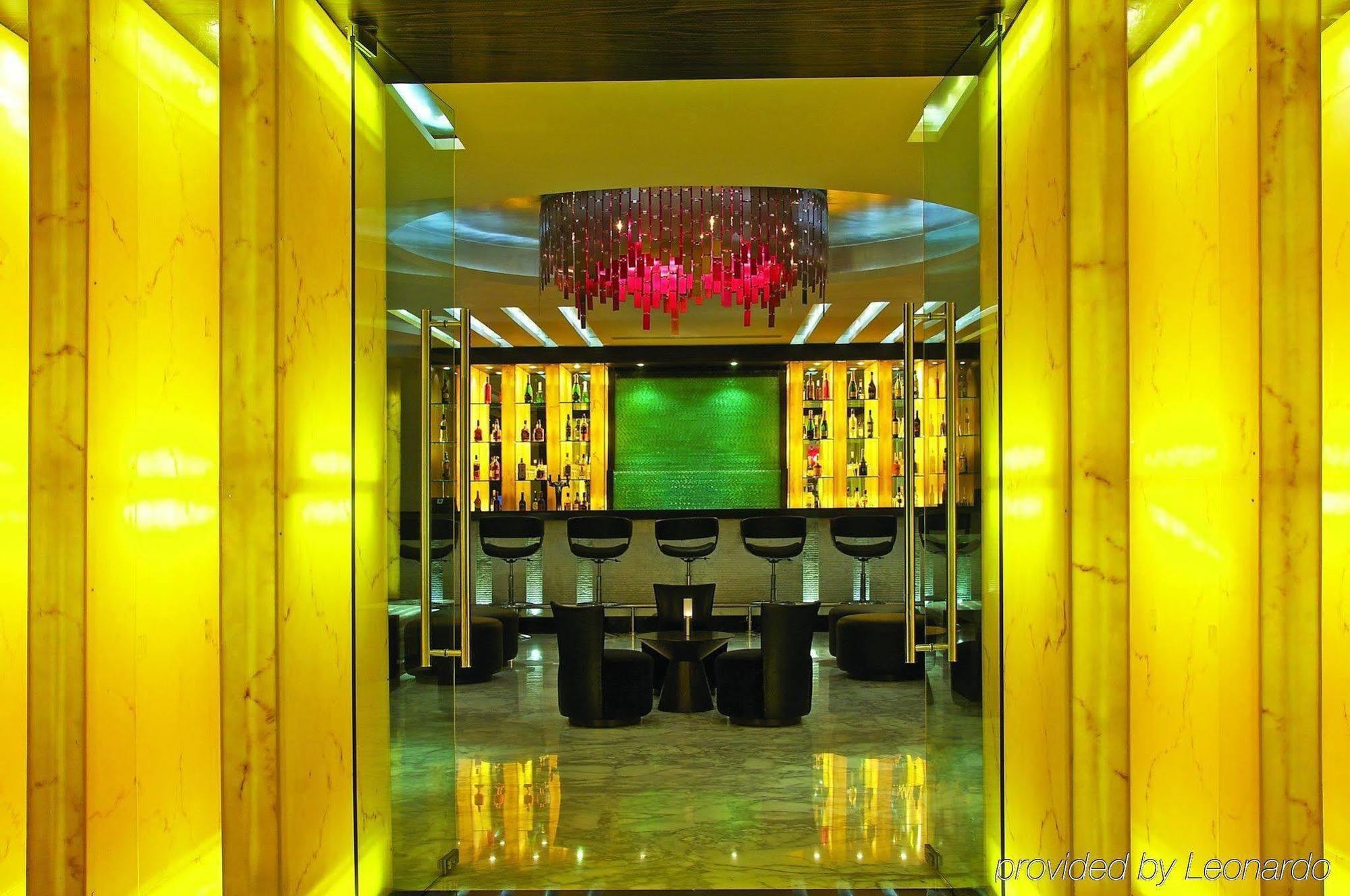 Vivanta Hyderabad, Begumpet Restaurace fotografie The lobby of the hotel