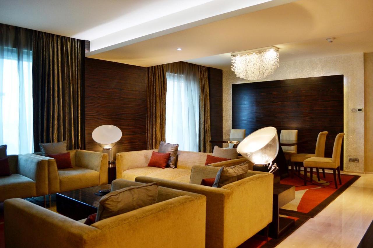 Vivanta Hyderabad, Begumpet Exteriér fotografie The interior of a suite at the hotel