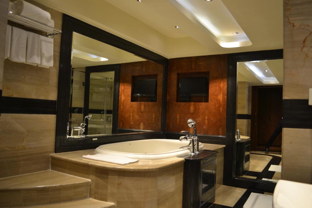 Vivanta Hyderabad, Begumpet Exteriér fotografie Bathroom